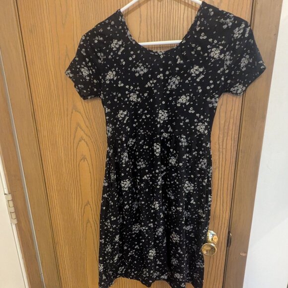 Old Navy Tiered Short Sleeve Black/Gray/White Floral Dress with Pockets-Girls XL - Picture 4 of 4